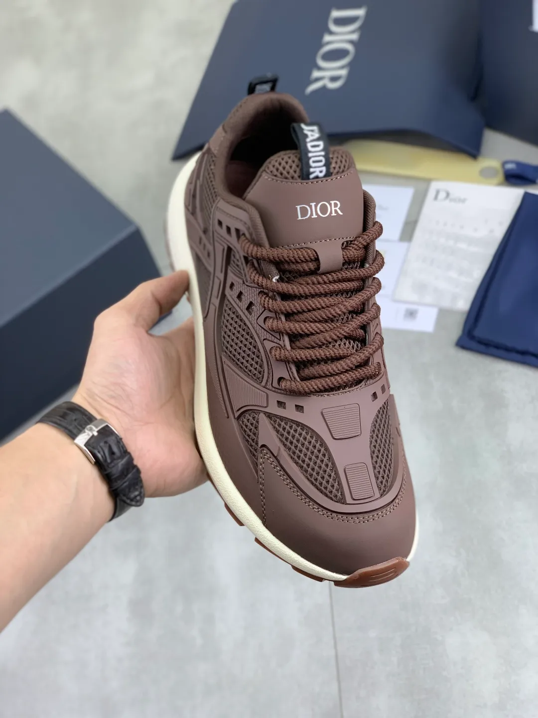 Men's Men's Shoes P600💰💎💎💎Top quality DIOR men's low-top sneakers series Newly launched this season, this low-top sneaker is one of the flagship styles of the series. Crafted from cowhide leather uppers combined with mesh and white technical fabric, it's finished with reflective graphic logos. Featuring logos on the heel and tongue, the extra-light sculpted rubber sole with signature embellishments enhances style, and internal stretch details create an ideal comfort fit that pairs well with a variety of casual looks. Shows fashionable and modern sports style Size:39-45 (38 46 customized)